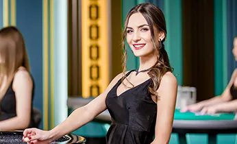 Các game thủ chuyên nghiệp đang thi đấu eSports trên sân khấu lớn